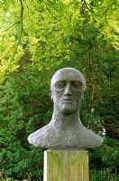 'In Memoriam III ', 1983, tête en bronze de Dame Elizabeth Frink située au milieu des arbres dans le jardin Cranborne Manor, Cranborne, Dorset