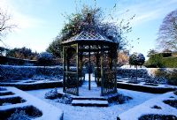 Le kiosque à musique dans le jardin clos couvert de neige - Eastleach House Garden, Gloucestershire
