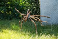 Araignée géante en bois et ornement en toile - 'The Growing Schools Garden', Hampton Court 2007