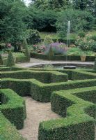 Palace Knot garden with low Buxus - Boîte avec fontaine au centre, Hatfield House, Hertfordshire