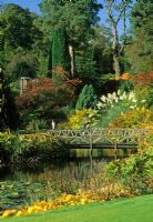 Pont sur l'étang avec Cortaderia selloana dans un jardin en pente - Cholmondeley Castle, Chesire