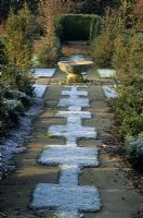Jardin d'hiver formel avec ornement en pierre comme point focal à Hatfield House