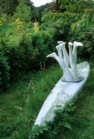 Canoë peint avec des jambes factices au Garden in Mind, Hampshire