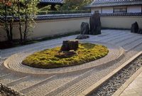 Jardin oriental clos de murs avec du gravier incliné et des rochers sculptés - Temple Ryogen-in, Kyoto, Japon