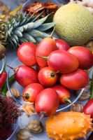 Fruits tropicaux, y compris tamarillo - tomate arborescente, kiwano - melon cornu, ananas et melon