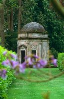 Le Temple avec une large passerelle en herbe menant à celui-ci - Les jardins de Larmer Tree, Dorset