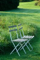 Herbe fauchée / non fauchée, deux chaises et grande pelouse - Lady Farm, Somerset