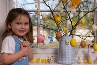 Petite fille avec son arbre de Pâques à Pâques