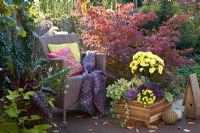 Terrasse d'automne avec siège et pot mixte