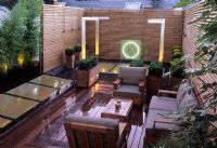 Petit jardin sur toit urbain moderne et contemporain avec terrasse en bois, sièges, éclairage, sphères Buxus en pots - Wilton Place Londres