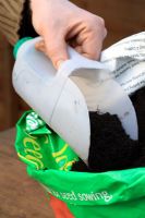 Faire une cuillère à partir d'un carton de lait recyclé