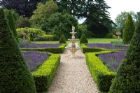 Jardin à la française avec des statues victoriennes