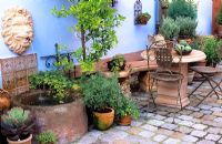 Salon de jardin méditerranéen avec ornements en terre cuite