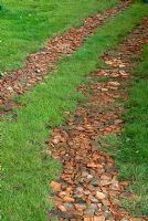 Carreaux cassés utilisés pour créer un chemin sur l'herbe - Hampton Court Flower Show 2007