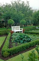 Potager formel avec siège peint en blanc