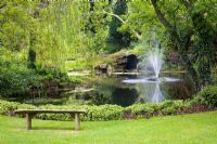 L'étang de canard et la fontaine à Dewstow Hidden Gardens and Grottos