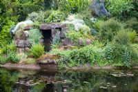 Gotto à côté de l'étang de baignade à Dewstow Hidden Gardens and Grottos