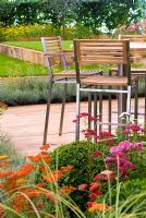 Assises et terrasse en bois dans le jardin potager Daily Mail, pépinière de cèdres - RHS Hampton Court Flower Show 2008