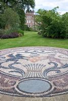 Pelouses et jardins au sud du château de Cholmondeley, Cheshire avec mosaïque de galets commémoratifs