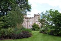 Pelouses et jardins au sud du château de Cholmondeley, Cheshire