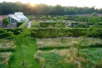 Une vue depuis le mont au lever du soleil surplombant le jardin clos à Scampston Hall conçu par Piet Oudolf