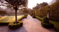 Le jardin englouti au crépuscule avec couverture de Buxus, pelouse et statuaire - Holker Hall, Cumbria