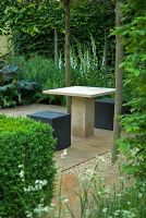 Des sièges et une table modernes dans un coin calme d'un jardin ombragé, The Reflective Garden Sponsor - Ruffer LLP - RHS Chelsea Flower Show 2008