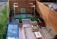 Petit jardin sur toit urbain contemporain avec terrasse en bois, sièges et sphères Buxus en pots - Wilton Place Londres