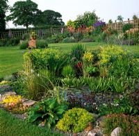 Large gamme de plantes herbacées intéressantes et étang de nénuphars à Argoed Cottage Flintshire NGS