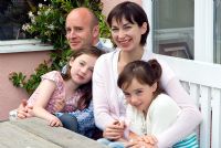 Famille - Sue Townsend le concepteur de jardin, Andrew Turner son mari et ses filles Ella l'aînée et Kitty