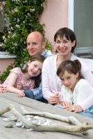 Sue Towsend avec Andrew Turner, son mari et ses filles, Ella et Kitty