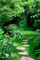 Sentier du tremplin entre les parterres de fleurs - Les Jardins d ' Angélique, France