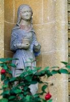 Statue de la vierge dans une niche sur la façade du cloître à Iford Manor
