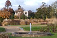 Abandonné Trentham Hall et les jardins italiens récemment restaurés avec des parterres de graminées ornementales et vivaces, des colonnes d'ifs irlandais et une piscine circulaire avec fontaine - Trentham Gardens, Staffordshire