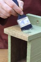 Étape par étape 3 de la fabrication d'une maison d'insectes pour les insectes hibérants à partir de bois récupéré - Peinture boîte en bois