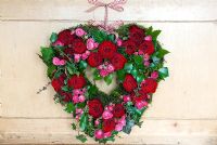 Couronne de Saint Valentin faite de roses roses et rouges avec du lierre