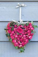 Couronne de Saint Valentin avec boutons de roses roses et lierre