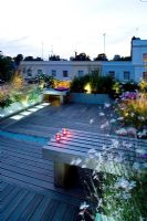 Terrasse en terrasse la nuit avec éclairage LED et gravier de verre bleu - Roof Garden, Holland Park, Londres