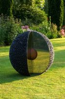 La sculpture du noyau sur une pelouse à l'aube - Pettifers Garden, Oxfordshire