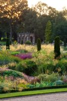 Loggia restaurée et Stipa gigantea dans les jardins italiens - les jardins formels inférieurs - Trentham Gardens, Staffordshire