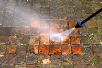 Nettoyage des briques de terrasse avec nettoyeur haute pression