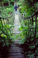Un pont de corde enjambe un ravin profond - Les Jardins de Quatre-Vents, Québec