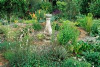 Le jardin du cadran solaire avec Kniphofia thompson var thompsonii, Dierama, Dactylorhiz x braunii et autres