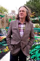 Le présentateur de télévision James May est interviewé dans son jardin. Paradise in Plasticine - Gagnant d'une lettre spéciale pour Urban Garden au RHS Chelsea Flower Show 2009