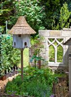 The Pilgrims Rest Garden, parrainé par 1066 Country - Médaillé de Flore Doré Argent pour Courtyard Garden au RHS Chelsea Flower Show 2009