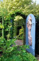 Angélique dans le jardin d'herbes aromatiques et la porte du jardin bleu - Tilford Cottage, Surrey