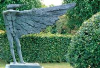 'Icarus Rising 'par Phillip Jackson - The Garden House, Erbistock, Near Wrexham, Wales