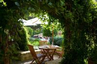 Salle à manger extérieure rustique de style méditerranéen dans un jardin