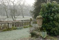 Urne en pierre et balustrades menant à la rivière, Heale House Gardens, Wiltshire, en gel