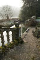 Balustrades en pierre et marches menant à la rivière, Heale House Gardens, Wiltshire en gel